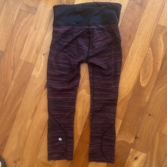21 inch Lululemon leggings size 4 maroon and black - Picture 2 of 3